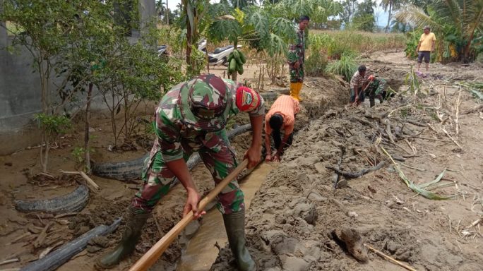 Penuhi Kebutuhan Air Bersih Warga Babinsa Gotroy Perbaiki Pipa