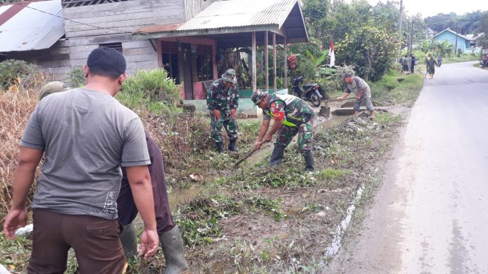 Jumat Bersih, Babinsa Koramil 08/Rantau Membersihkan Musholla Al-Iklas