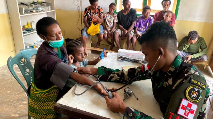 Program Kampung Sehat Satgas Pamtas RI – PNG Yonif RK 111 KB Dibanjiri Pasien Masyarakat Pedalaman Papua Selatan