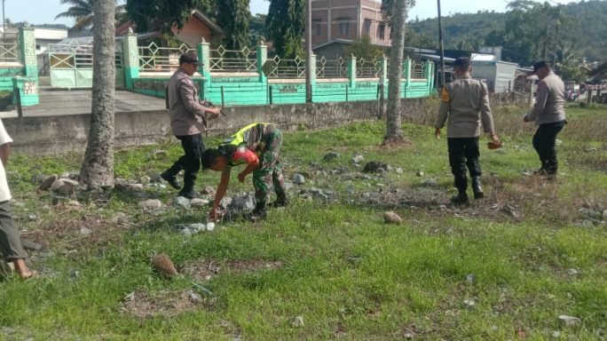 Peduli Kebersihan Lingkungan, Anggota Koramil Dan Polsek Tangse Bersihkan Halaman Mesjid