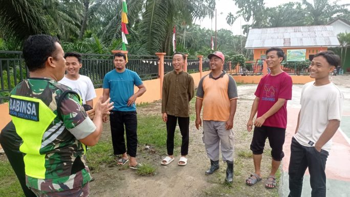 Komsos Dengan Tokoh Pemuda Di Desa Binaan, Serka Ronal Manurung Himbau Jauhi Narkoba Dan Miras