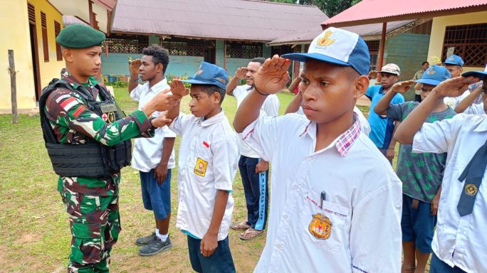 Satgas Pamtas RI – PNG Yonif RK 111/KB Tanamkan Wawasan Kebangsaan Dan Cinta Tanah Air Di Wilayah Terpencil Papua
