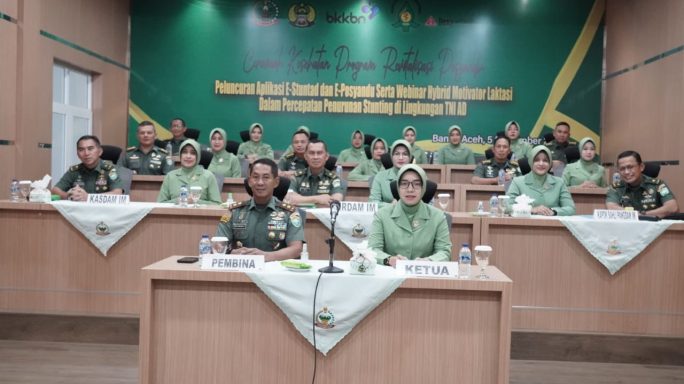 Pangdam IM mendampingi Ketua Persit Kartika Candra Kirana Daerah Iskandar Muda mengikuti kegiatan ceramah Virtual Kesehatan Program Revitalisasi Posyandu