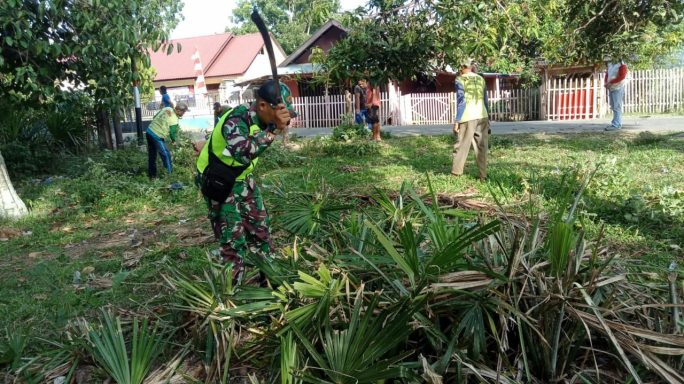 Babinsa Tripa Ikut Berpartisipasi Dalam Kegiatan Gotong Royong Bersama Masyarakat Desa Matang