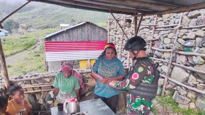 Peduli Terhadap Kesehatan Masyarakat, Satgas Yonif RK 115/ML Berikan Pengobatan Secara Gratis