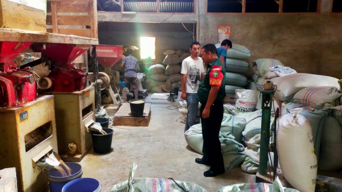 Takar Stok Pangan, Babinsa Tokoh Sambangi Kilang Padi