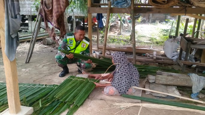 Babinsa Membantu Pengembangan Usaha Penrajin Pembuatan Atap Daun