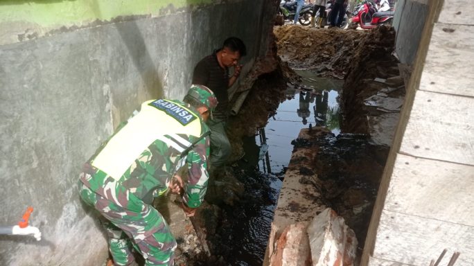 Cegah Banjir, Babinsa Uleu Ateung Bersama Warga Gotong Royong Bersihkan Saluran Air
