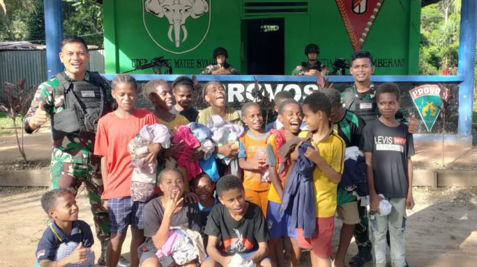 Rela Berjalan Sepanjang 3,5 KM Anak Anak Pedalaman Papua Selatan Datangi Pos Komando Utama Satgas Pamtas RI-PNG Yonif RK 111/KB