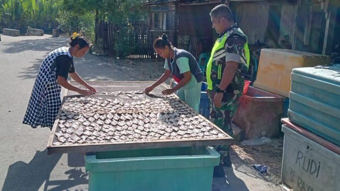 Anjangsana Babinsa, Sambangi Warga Pengolah Ikan Asin di Desa Labuhan Keude