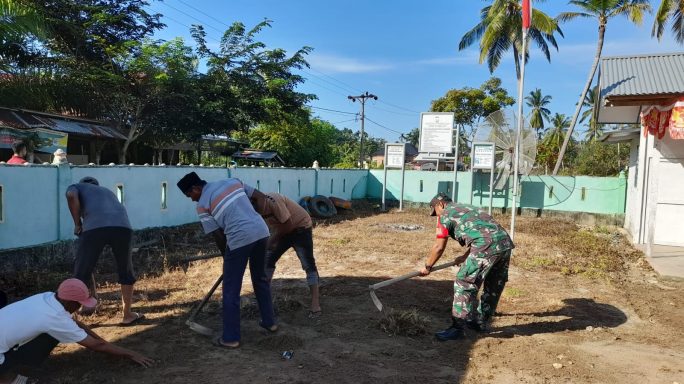 Hidupkan Semangat Gotong Royong, Serda Gunawan Bersama Warga Bersihkan Halaman Munasah