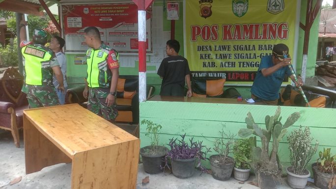 Babinsa Bersama Warga Bangun Pos Kamling Ciptakan Kondisi Aman