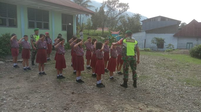 Babinsa Koramil 0108-01/Lawe Sigala Latih Siswa SD Peraturan Baris Berbaris