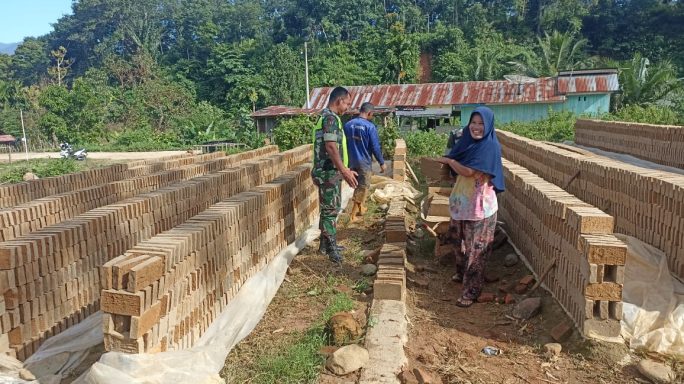 Beri Motivasi Babinsa Sambangi Warga Usaha Batu Bata