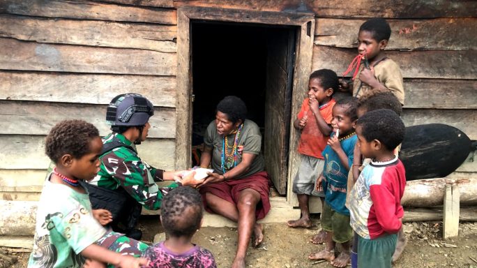 Cari, Dekati Dan Obati’ Itulah Program Kesehatan Door To Door Satgas Yonif RK 115/ML Saat Laksanakan Anjangsana