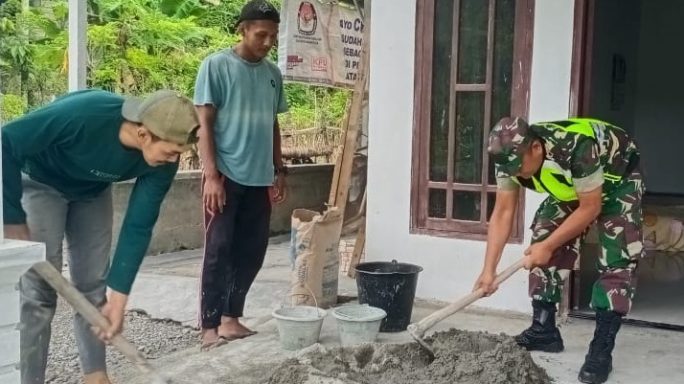 Babinsa Koramil 05/Darul Makmur Laksanakan Karya Bakti Dengan Mambantu Warga Membuat Rumah