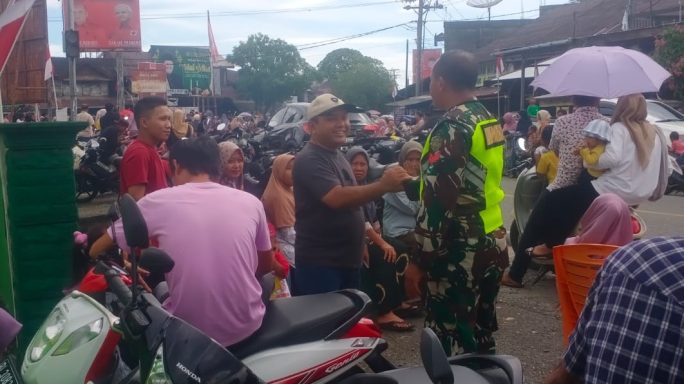 Tingkatkan Keamanan dan Ketertiban Babinsa Koramil 05/Darul Makmur Laksanakan Komsos dengan masyarakat Desa Binaan