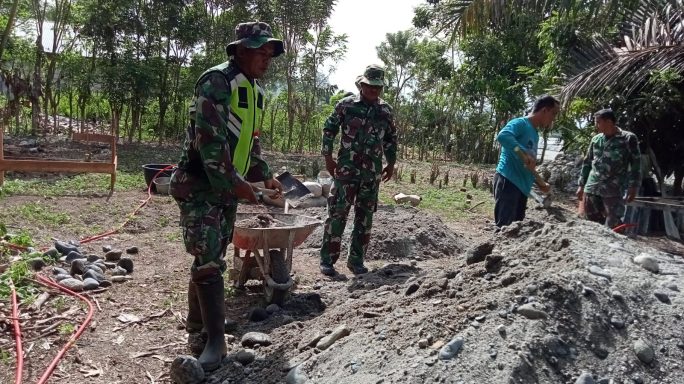 Tanpa Kenal Lelah Babinsa Posramil Tripa Makmur bantu Warga bangun Rumah di Desa Binaan