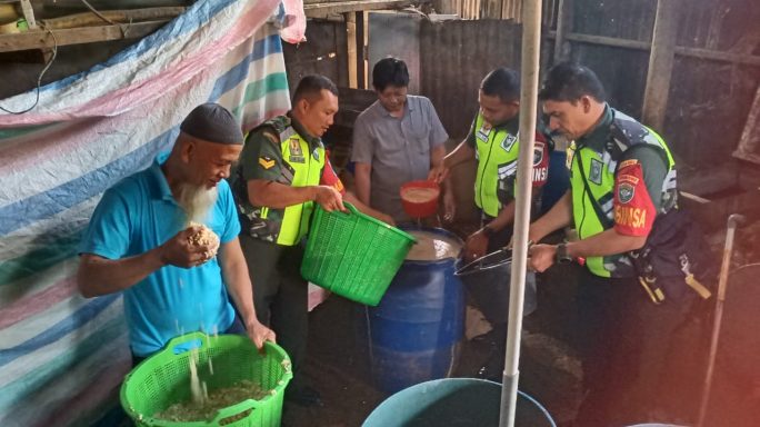 Dukung UMKM Warga Desa Binaan Babinsa Sambangi Pembuat Tempe