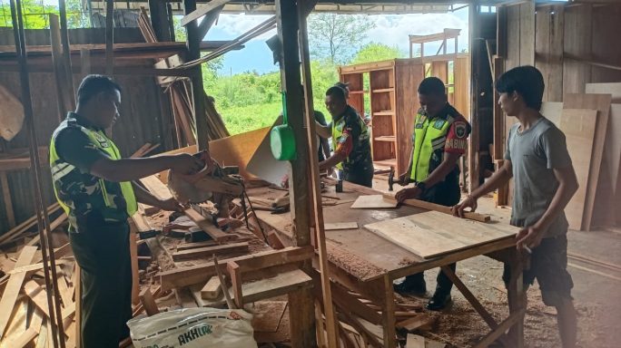 Perkuat Silaturahmi Babinsa Sambangi Warga Binaan Pembuat Kusen Pintu