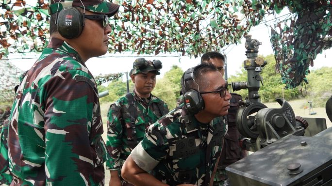Kasdam IM meninjau Latihan Menembak Senjata Berat Teknis (Latbakjatratnis) Yonarmed 17/RC di Daerah Latihan Kab. Pidie