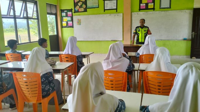 Tanamkan Rasa Cinta Tanah Air, Babinsa Koramil 04/Peudada Berikan Materi Wasbang Kepada Siswa MAN 6 Bireuen