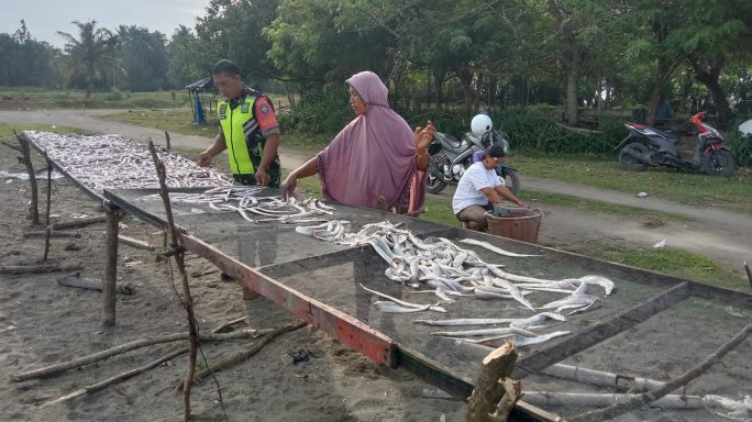Babinsa Koramil 07/Johan Pahlawan Bantu Warga Jemur Ikan Asin