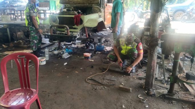 Ciptakan Komunikasi Yang Baik Babinsa Komsos Bersama Bengkel Mobil