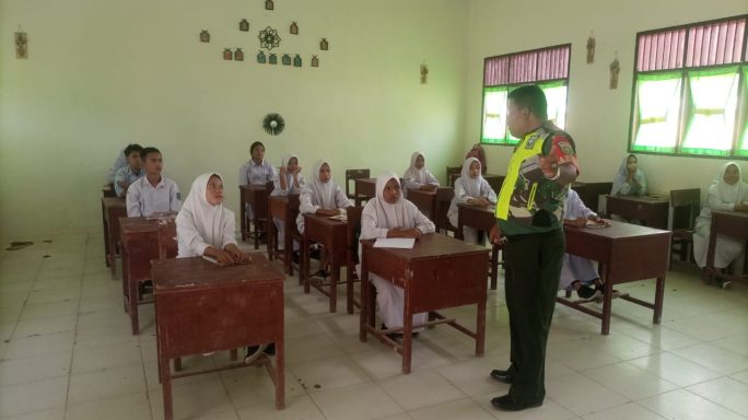 Babinsa Kotamil 06/Babulrahmah Beri Materi Wasbang Ke Siswa Siswi SMA