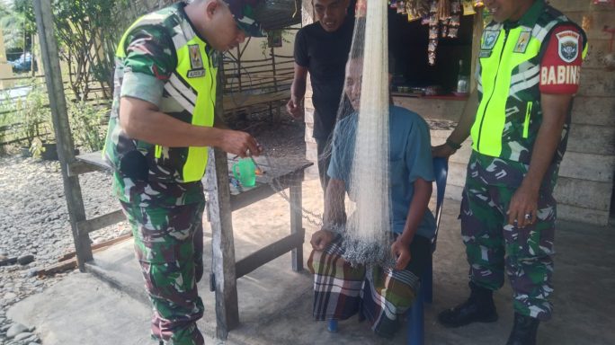 Pererat Silaturahmi Babinsa Komsos Bersama Warga Pembuat Jala Ikan