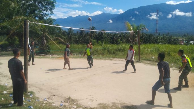 Jaga Imun Tubuh Babinsa Bersama Pemuda Desa Binaan Olah Raga Volly