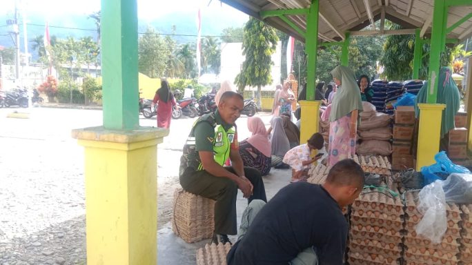 Jamin Kegiatan Berjalan Lancar, Babinsa Koramil 14/Pasi Raja Lakukan Pendampingan Pasar Murah