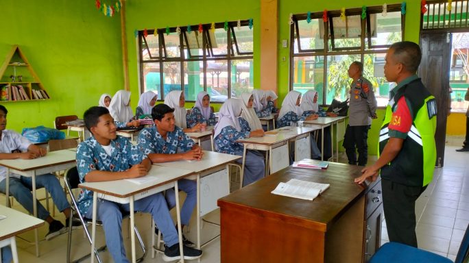 Babinsa Koramil 04/Peudada Berikan Materi Wasbang Kepada Siswa MAN 6 Bireuen