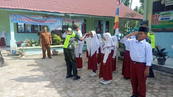 Bentuk Disiplin Sejak Dini Babinsa Latih Siswa SD Peraturan Baris Berbaris