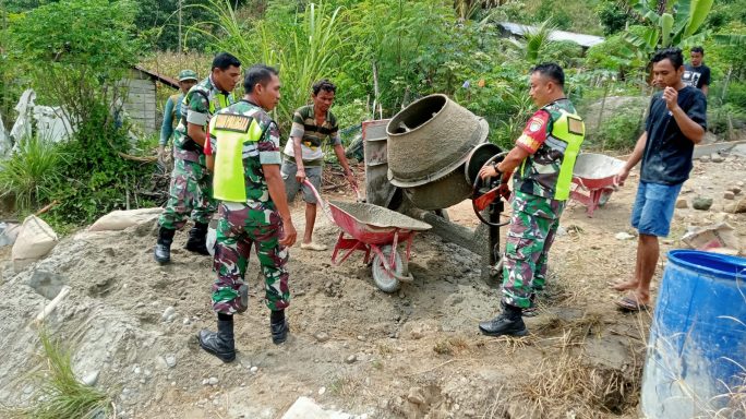 Babinsa Bersama Warga Masyarakat Kerja Bakti Cor Jalan Rambat Beton.