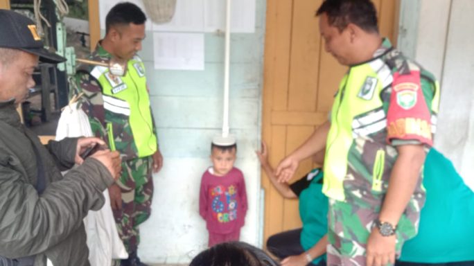 Babinsa Dampingi Bunda Paud Beri Imunitas Anak Anak