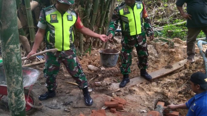 Babinsa Bersama Warga Masyarakat Gotong Royong Buat Sumur