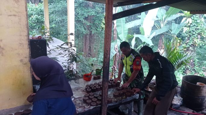 Babinsa Gerenggam Jalin Komsos Bersama Warga Pembuat Gula Sawit