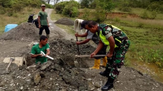 Babinsa Posramil 05/Pante Ceureumen Bersama Warga Bahu Membahu Membuat Saluran Gorong – Gorong