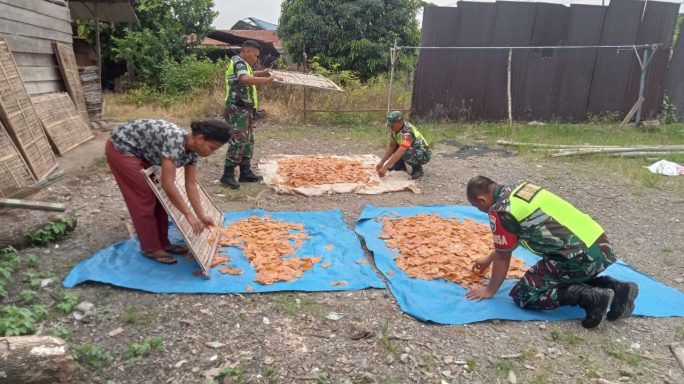 Babinsa Kujungi Dan Motivasi Warga Binaan Berprofesi Sebagai Pembuat Kerupuk Kulit Sapi