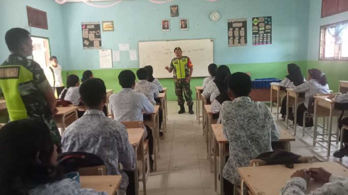 Babinsa Berikan Sosialisasi Pembinaan Ideologi Pancasila Dan Wasbang Kepada Siswa
