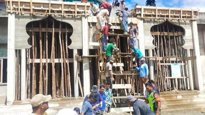 Bantu Pengecoran Teras Masjid, Keakraban Babinsa Bersama Warga Terjalin Baik