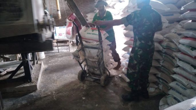 Babinsa Kodim 0103/Aut Cek Ketersediaan Beras Di Syamtalira Bayu