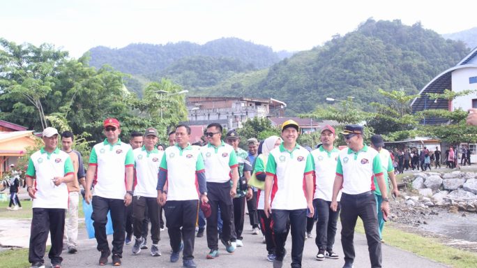 Dandim Beserta Keluarga Besar Kodim 0107/Aceh Selatan Mengikuti Jalan Sehat Dalam Rangka Hari Bersih-Bersih Sedunia