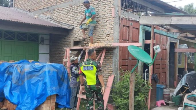 Sinergi TNI bersama Rakyat, Babinsa Bantu Bangun Rumah Warga