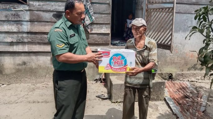 Peduli Sesama, Babinsa Salurkan Sembako Untuk Warganya