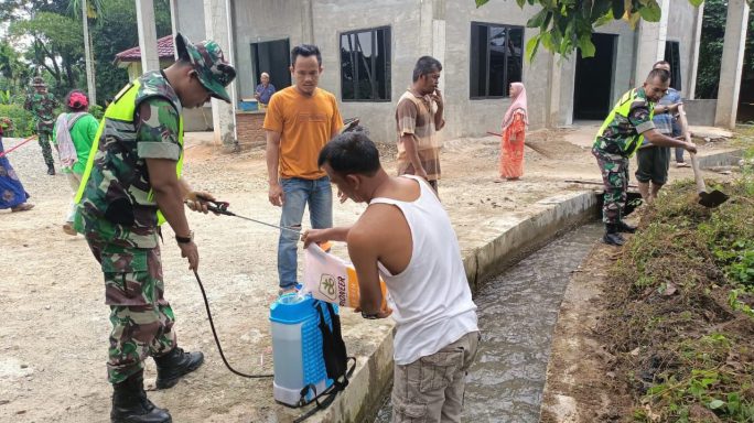 Jaga Kebersihan Lingkungan Masjid Babinsa Ajak Gotong Royong