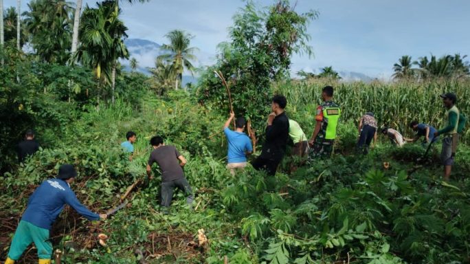 Babinsa Dan Warga Gotong Royong Bersihkan Pemakaman Umum