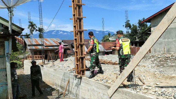 Ringankan Beban Warga Babinsa Ikut Bantu Bangun Rumah