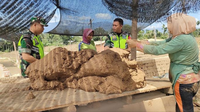 Babinsa Komsos Dukung Usaha Batu Bata Warga Desa Binaan